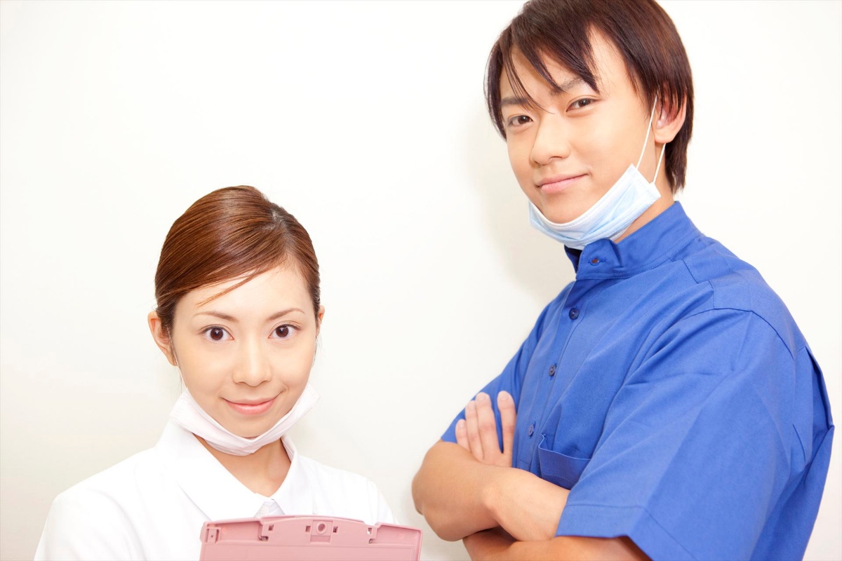 ポーズを決める歯科医と歯科衛生士